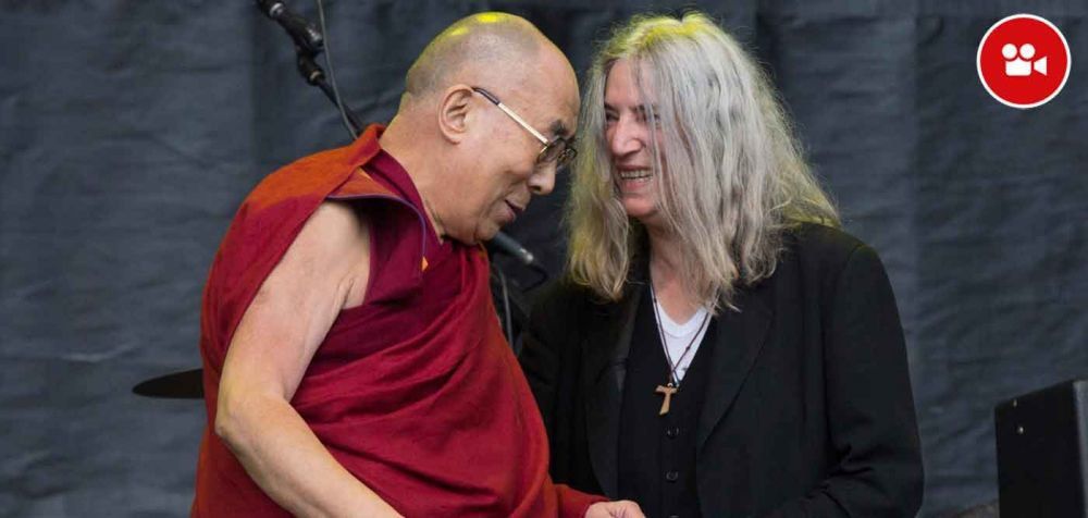 Ο Dalai Lama μαζί με την Patti Smith στη σκηνή!