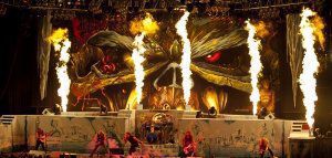 Πως στήνεται η τεράστια σκηνή των Iron Maiden