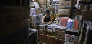Paul Au: Ο Κινέζος «Ήρωας Βινυλίου» ζει χωμένος σε 400.000 δίσκους!