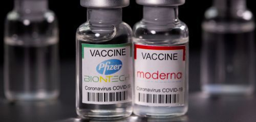 Pfizer - Moderna: Με ποια συμπτώματα πρέπει να ανησυχίσουμε μετά από εμβόλιο