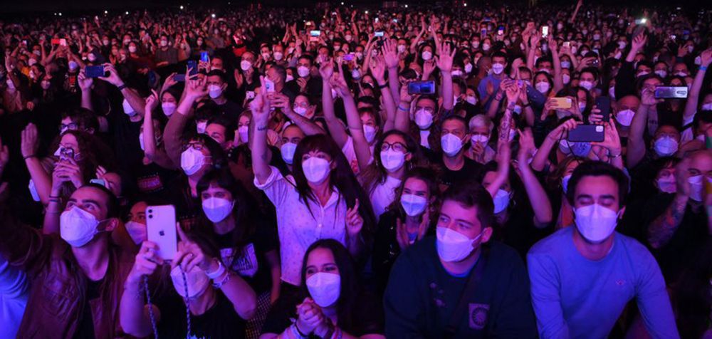 5.000 άνθρωποι σε ροκ συναυλία στη Βαρκελώνη, με μάσκες και αρνητικά τεστ