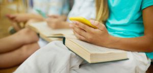 Γιατί τα σχολεία στη Σουηδία γυρνούν την πλάτη στα tablet και επιστρέφουν στα βιβλία