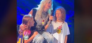 Η Άννα Βίσση τραγουδάει με τα δύο της εγγόνια της