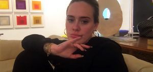Η Adele αποκαλύπτει κι άλλο τραγούδι από το νέο δίσκο της... από τον καναπέ της