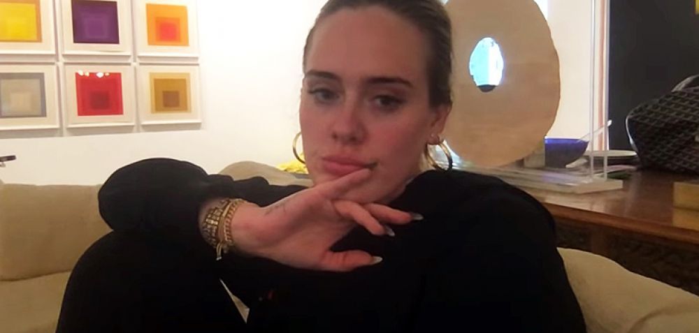 Η Adele αποκαλύπτει κι άλλο τραγούδι από το νέο δίσκο της... από τον καναπέ της
