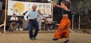 Σχοινούσα: Ο χορός του 89χρονου με την εγγονή του που έγινε viral