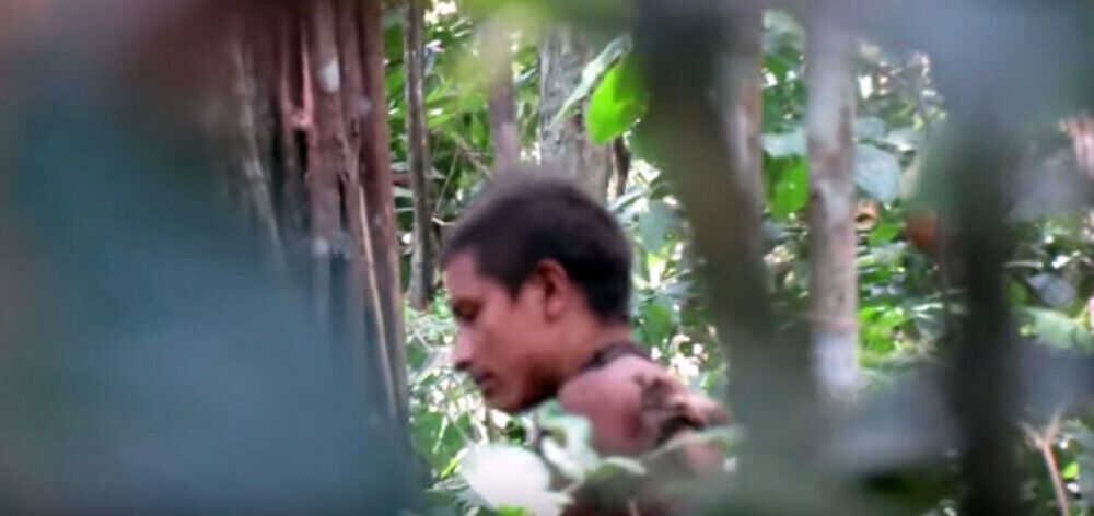 Σπάνιο video καταγράφει ιθαγενή στον Αμαζόνιο