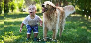 Τα παιδιά που μεγαλώνουν με σκύλους έχουν καλύτερη συναισθηματική ανάπτυξη και συμπεριφορά