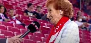 92χρονη έκανε το εμβόλιο για να μπορεί να πηγαίνει στον Ολυμπιακό!