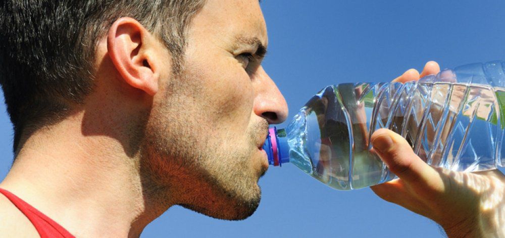 Γιατί δεν πρέπει να πίνουμε νερό από πλαστικό μπουκάλι