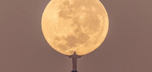 Το άγαλμα του Ιησού στο Ρίο «σηκώνει» το φεγγάρι στα χέρια