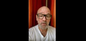 O Michael Stipe τραγουδάει: It&#039;s the end of the world και στέλνει μήνυμα