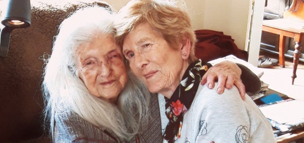 Υιοθετημένη 81χρονη συνάντησε για πρώτη φορά τη μητέρα της... ετών 104!