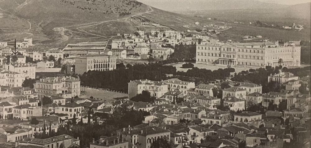 Μια όψη της Αθήνας του 1880 με τον χαμένο σήμερα «Κήπο των Μουσών» που πρασίνιζε όλη την περιοχή από τη λεωφόρο Βασ.Σοφίας, την αρχή της Πανεπιστημίου ως χαμηλά ολόκληρη τη Βασ.Γεωργίου και ένα μεγάλο κομμάτι της πλατείας Συντάγματος 