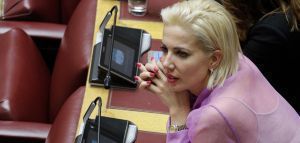 Ελληνίδα βουλευτής πρωταγωνιστεί σε βίντεο κλιπ τραγουδιού