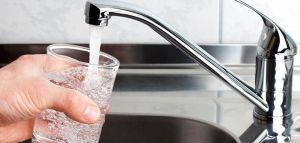 Nερό και κορονοϊός: Τι ισχύει για το πόσιμο, τις πισίνες, τα spa