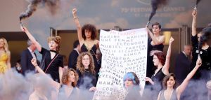 Κάννες: Ύψωσαν πανό με τα ονόματα γυναικών που δολοφονήθηκαν στη Γαλλία