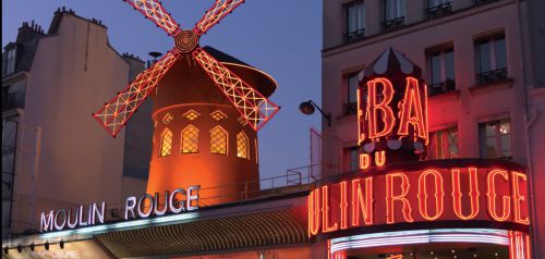 Κατέρρευσαν οι λεπίδες του εμβληματικού ανεμόμυλου του Moulin Rouge