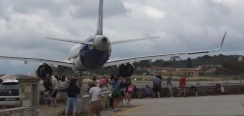 Σκιάθος: Αεροπλάνο απογειώνεται και «σηκώνει στον αέρα» όσους το βιντεοσκοπούν