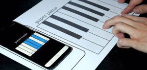 Εκτυπώσιμο χάρτινο πιάνο παίζει μέσω smartphone