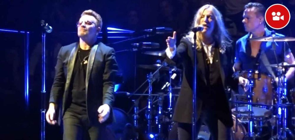 Όταν οι U2 σμίγουν επί σκηνής με την Patti Smith