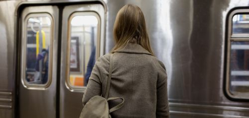 Γιατί οι γυναίκες επιλέγουν το φαρδύ «μπλουζάκι του μετρό»