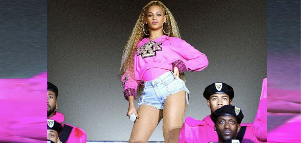 Η Beyoncé λανσάρει νέα συλλογή ρούχων με ελληνικά γράμματα
