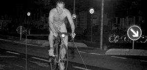Κάμερα της τροχαίας «συνέλαβε» γυμνό ποδηλάτη πάνω από το όριο ταχύτητας