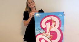 Σε δημοπρασία αφίσα της ταινίας «Barbie» και σενάριο του «Love Actually» για τα ...