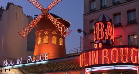 Κατέρρευσαν οι λεπίδες του εμβληματικού ανεμόμυλου του Moulin Rouge